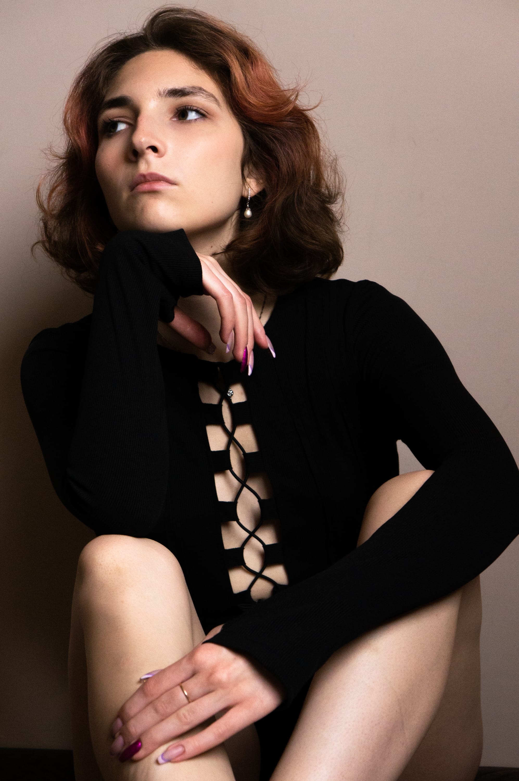 Карина на фоне стены